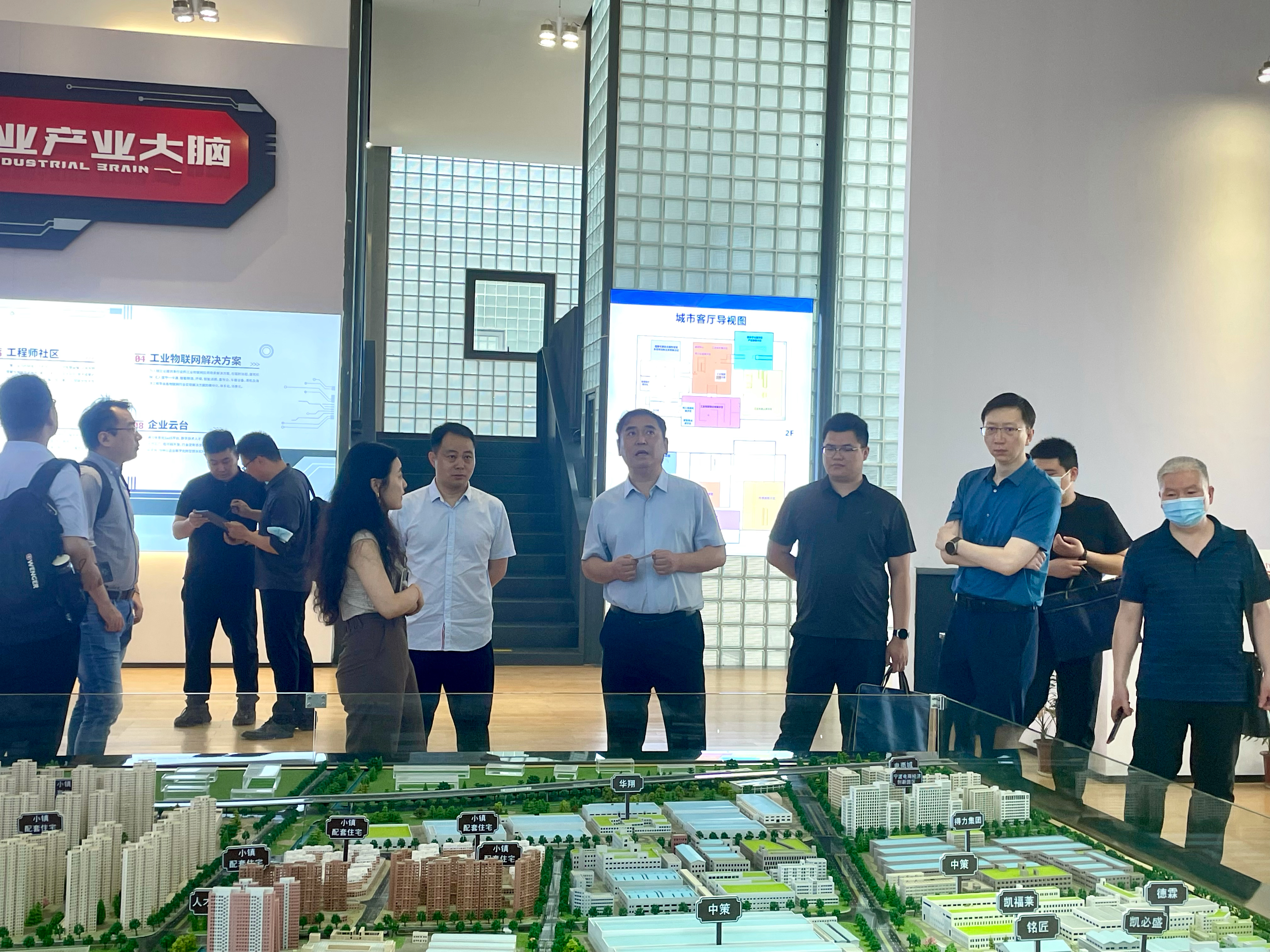 鄭州市工信局黨組成員、副局長(zhǎng)曹永濤一行蒞臨柯力傳感考察調(diào)研